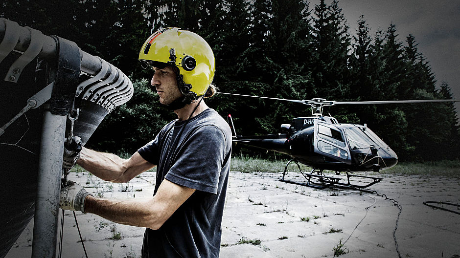 Vill upp och ut. Florian Kirschbaum kalkar skogar – med sin helikopter. Arocs och Actros fixar påfyllningen.