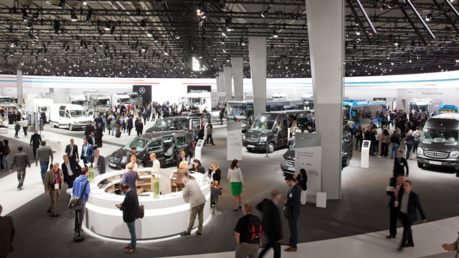 Auf mehr als 15.000 Quadratmetern Ausstellungsfläche in Halle 14/15 präsentiert Mercedes-Benz die Antworten auf die drängendsten Fragen der Branche.