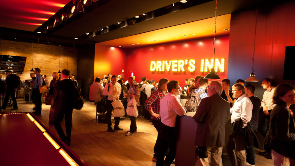Tasty snacks, cool drink and live music – the surefire combination that is again turning the Mercedes-Benz Driver’s Inn into a major attraction this year.