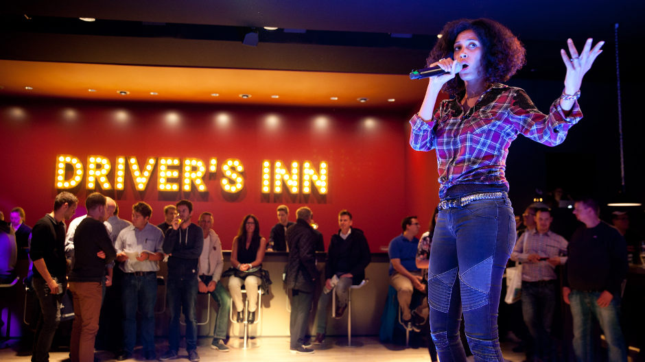Strong voices at the Driver’s Inn: Tesirée Priti, Ramona Nerra and Shave Randle. The trio delivers hourly performances, accompanied by music provided by DJane Alina.