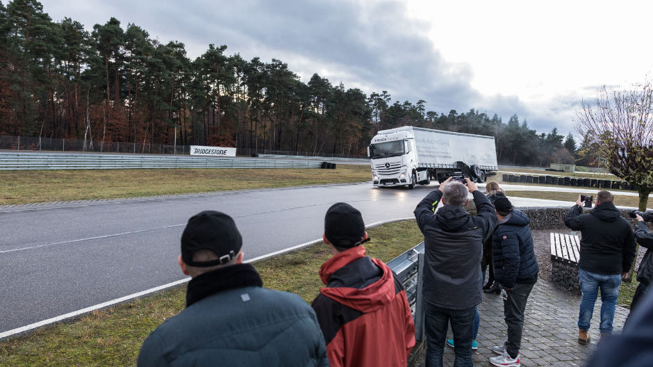 Mobiles at the ready. The participants get plenty of photo opportunities as instructor Harald tilts the trailer of his Actros.
