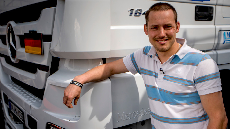 Manuel Spieß și autocamionul său Actros de culoare albă.