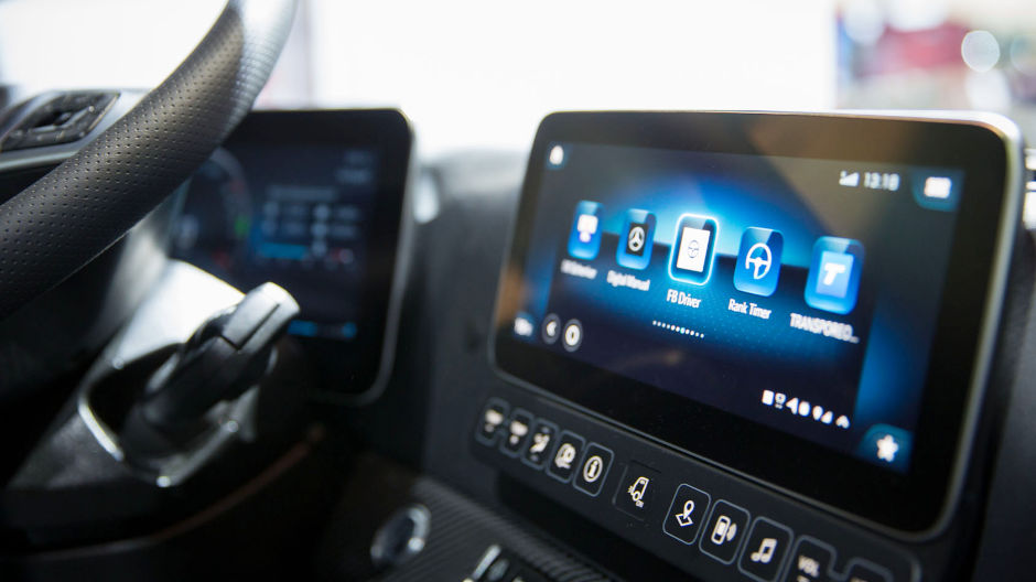Actros Experience Room: in varie stazioni gli autisti scoprono i nuovi sistemi di assistenza alla guida, la MirrorCam e i comandi intuitivi della plancia Multimedia.