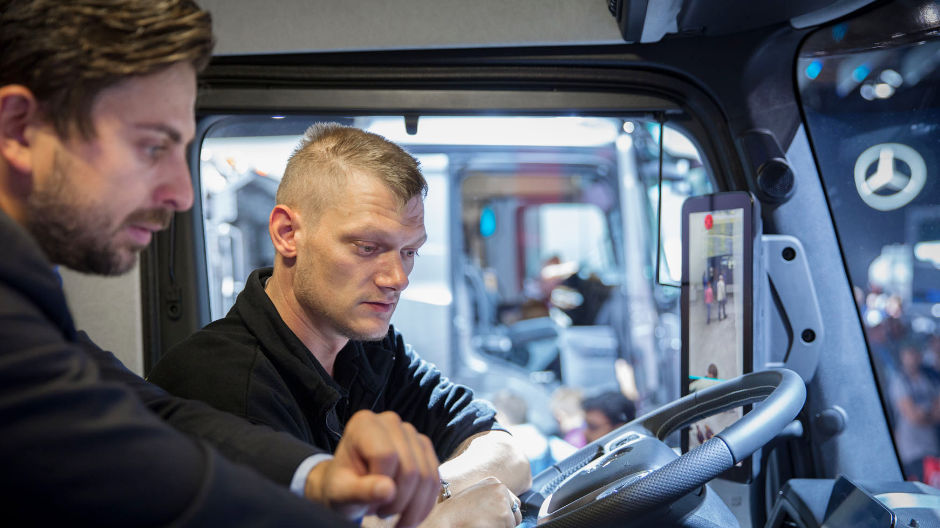 Andreas Suhr, chauffør fra Hamborg (her med sælger Sören Schling), er begejstret for Multimedia Cockpit: „Det er virkelig som at betjene en mobiltelefon – fantastisk!“