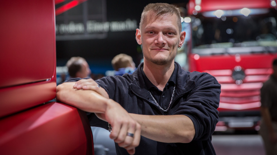 Andreas Suhr, een chauffeur uit Hamburg is onder de indruk van de multimediacockpit.