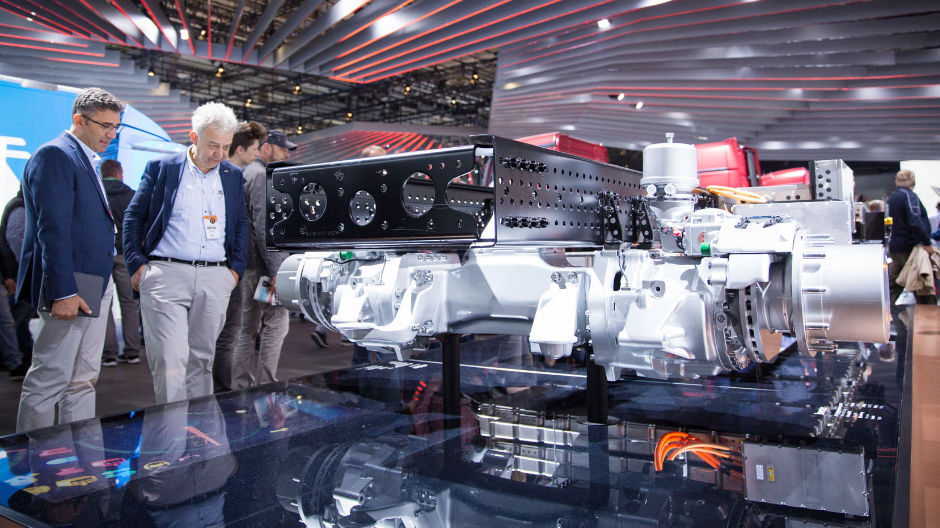 Suurta kiinnostusta kävijöiden keskuudessa: Actros, ensimmäinen täysin sähkökäyttöinen kuorma-auto raskaassa jakeluliikenteessä.