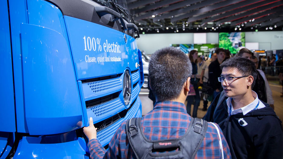 Stor interesse hos de besøgende: eActros er den første fuldt elektriske lastbil til tung distributionskørsel.