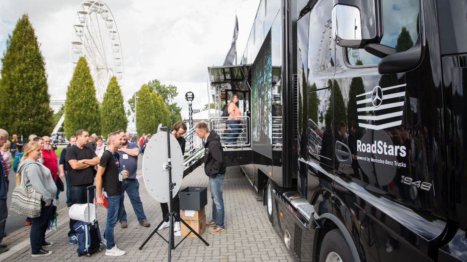 Yksi ei voi olla joukosta pois: RoadStars-yhteisön yönmusta Show Truck oli tietenkin myös mukana Hannoverissa.