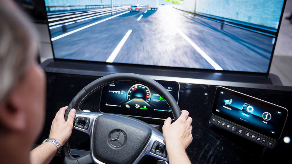 Il nuovo Active Drive Assist è in grado di frenare, accelerare e sterzare. È il primo sistema a offrire la guida parzialmente autonoma in tutte le fasce di velocità. La simulazione del sistema è presentata nell'Actros Experience Room nel padiglione 14/15.