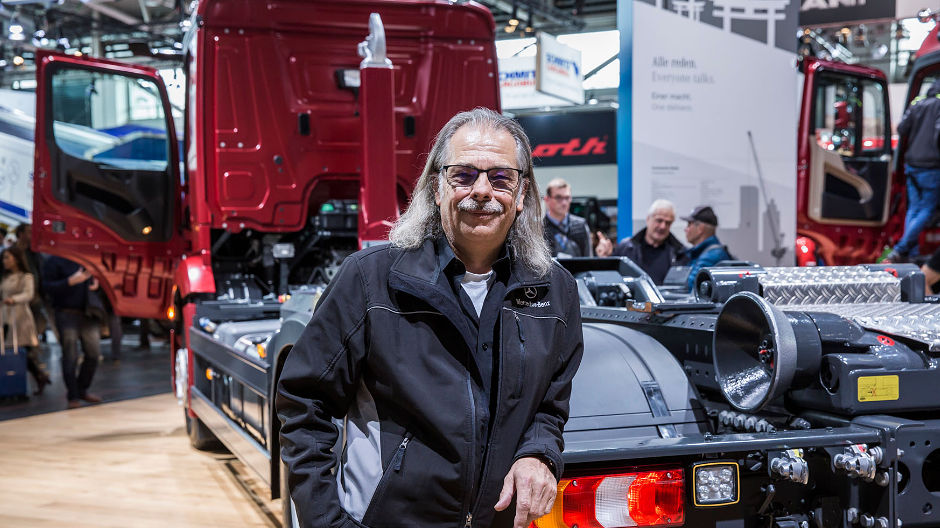 Otto Schäfer is in het Mercedes-Benz beursteam verantwoordelijk voor de zogenaamde beursversie van de voertuigen. “We willen alle nieuwe technische eigenschappen laten zien, maar hier in de hal moeten we ervoor zorgen dat de motoren van de trucks niet kunnen worden gestart.”