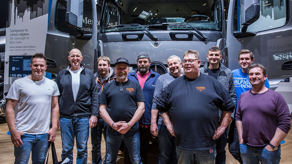 Viagem empresarial com dez homens: Tilo Fichtner, motorista de Actros, e os seus colegas da Vogel Transporte informam-se sobre as mais recentes novidades nos veículos para construção.