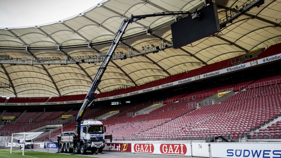 A typical job for the heavy Arocs 5051 five-axle truck is to clean, inspect and maintain the huge LED display screens at the Mercedes-Benz Arena of the Bundesliga team VfB Stuttgart.