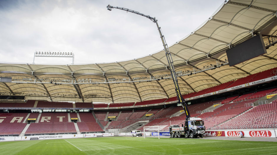 The record-breaking dimensions of the Arocs 5051 with the Palfinger crane are apparent in the huge space of the VfB Stuttgart soccer stadium.