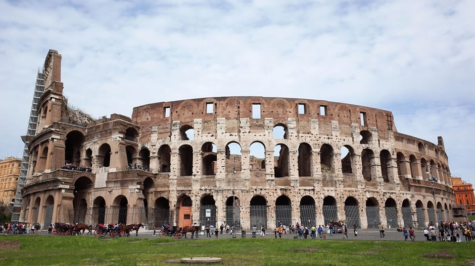 Colosseum: a primit acest nume mai întâi datorită învecinării cu coloana colosală. La vremea sa, amfiteatrul era cea mai mare clădire. În anul 523 d.Hr. acolo au avut loc ultimele lupte. Din numeroase cauze, printre acestea numărându-se și mai multe cutremure, clădirea s-a prăbușit, doar partea de nord a fațadei rămânând în picioare până în ziua de azi. Astăzi, Colosseum face parte din patrimoniul cultural mondial.