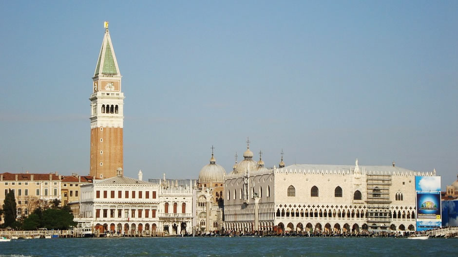 Markuskyrkan i Venedig: Markuskyrkan fascinerar med sina enastående mosaiker på en yta av nästan 4 000 m². Det tog nästa 600 år att färdigställa konstverken. Från balkongen har man en underbar utsikt över Markusplatsen.