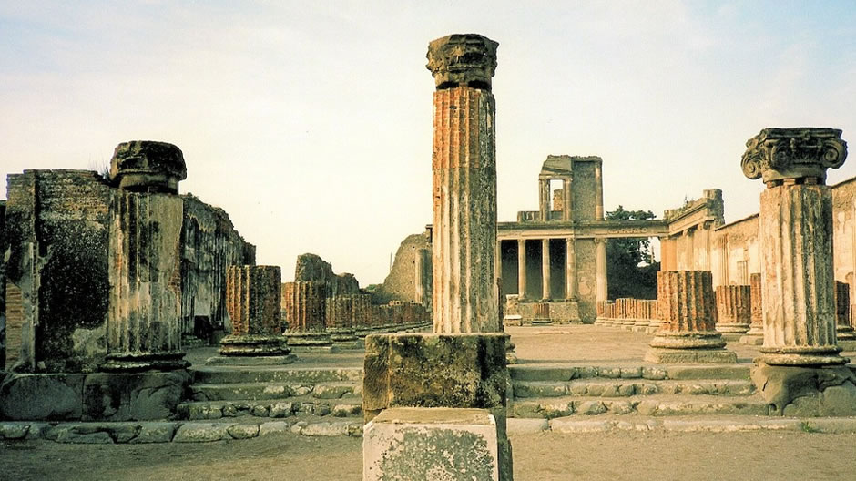 Pompeji: Staden Pompeji upptäcktes av en slump vid utgrävningar. År 79 e.Kr. begravdes staden helt av ett vulkanutbrott från Vesuvius. Hittills har bara 2/3 av staden grävts fram. Den blev så att säga konserverad av ett tjockt asklager och man kan besöka staden än idag.