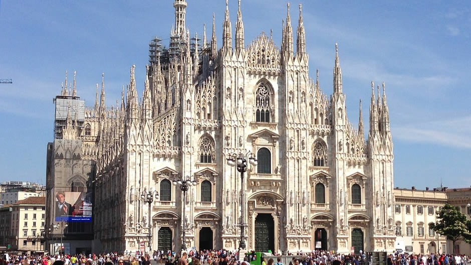 Katedralen i Milano: Med en total yta på ca 11 700 m² är katedralen i Milano den fjärde största kyrkan i världen. Den har de största kyrkofönstren och på spirorna finns ca 3 400 statyer och en madonnafigur.