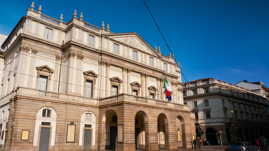 Teatrul Scala: cunoscuta operă este denumită și „Opera din Milano”. În timpul celui de-al Doilea Război Mondial clădirea a fost complet distrusă, însă a fost reconstruită în scurt timp. În prezent, interiorul este foarte frumos.