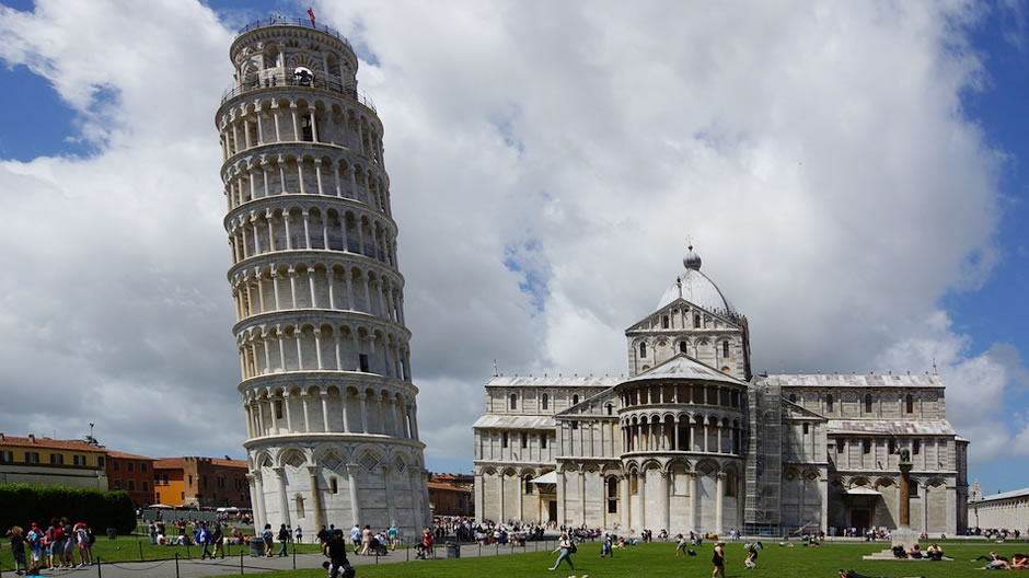 Lutande tornet i Pisa står där och lutar så snällt, trots att det nog borde ha vält. Ett av Italiens mest kända symboler är lutande tornet i Pisa som på grund av den kraftiga lutningen byggdes i etapper. Redan 1918 hade tornet en lutning på 510 cm.