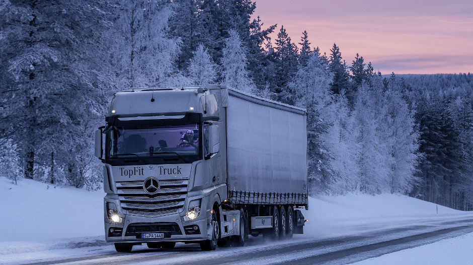 Met het kunstmatige daglicht in de vrachtwagencabine van de Actros worden ritten door de winterse duisternis aanzienlijk aangenamer.