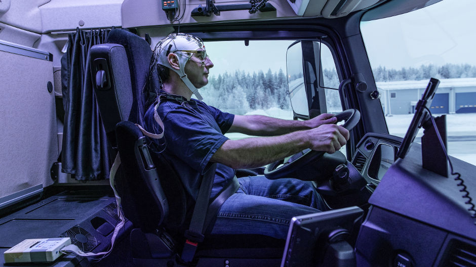 Artificiellt dagsljus i Actros-lastbilens förarhytt ökar trevnaden under veckolånga arbetspass i vintermörker.