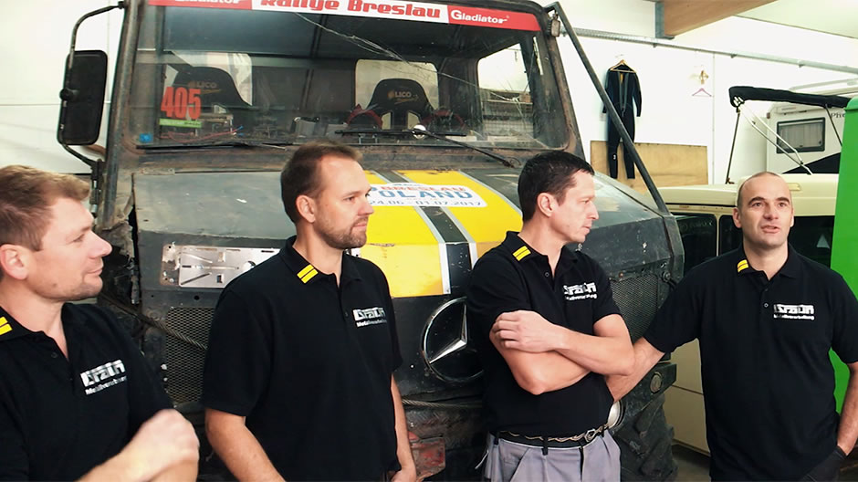 Interview med Unimog Racing Team: Fra venstre mod højre serviceteam Alexander Schönfeld og Christian Koepke, navigatør Rainer Ulrich og kører Steffen Braun.