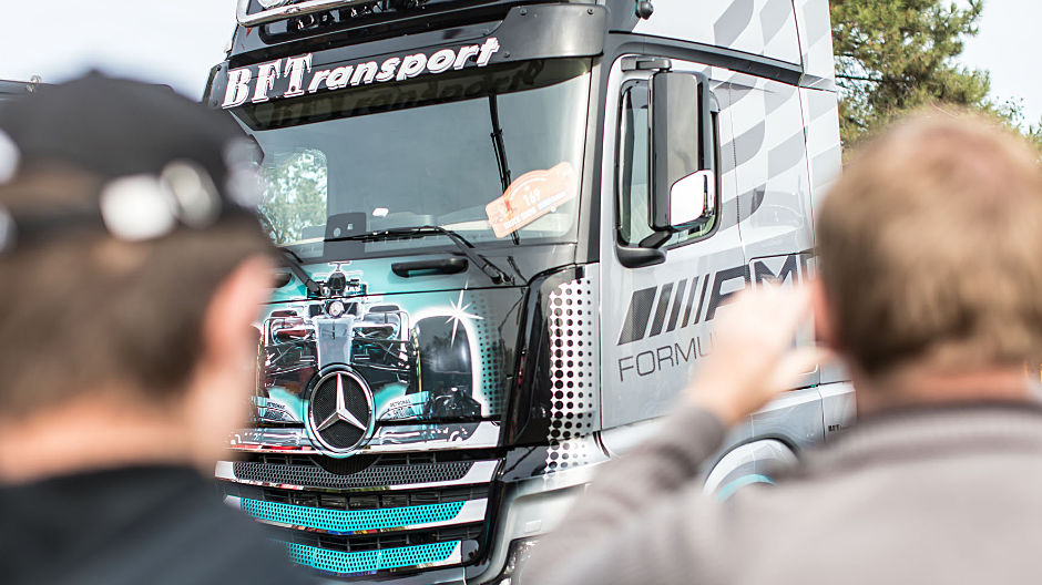 Airbrush wins! Agnes came to the trucker meeting in Le Mans in the truck of a friend which is covered with motifs of the Mercedes-AMG Petronas Motorsport Formula 1 team and their "Silver Arrows".