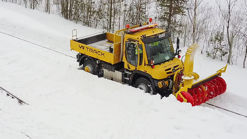 Sneeuwfrees of zware ploeg: De Unimog is optimaal geschikt voor alle opbouwwerktuigen.