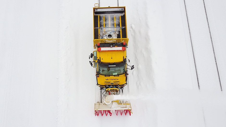 Φρέζα χιονιού ή βαρύς εκχιονιστήρας: το Unimog είναι κατάλληλο για κάθε προσάρτημα.