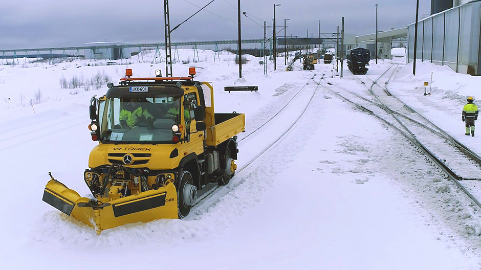 Be it a snow cutter or a heavy snow plough, the Unimog is perfectly suited to all types of attachment.