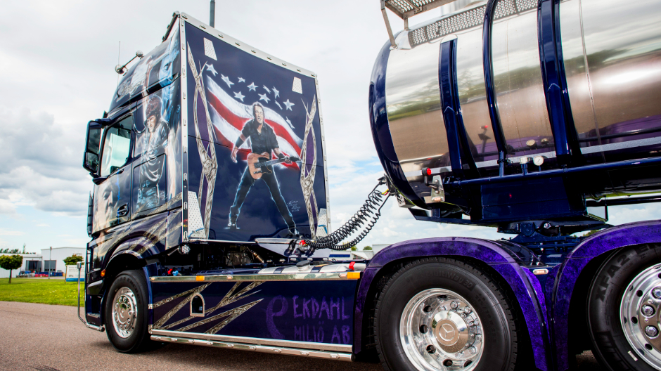 Ralph Ekdahl's latest creation. A Mercedes-Benz Actros with Bruce Springsteen airbrushing.