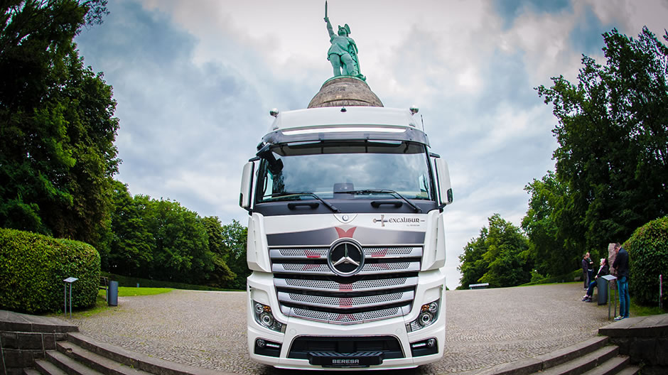 Perfectly dramatised: the Actros Excalibur in front of the Hermann monument near Detmold, which was consecrated in 1875 in memory of the battle of the Germanic tribes against the Roman legions in the Teutoburg Forest.
