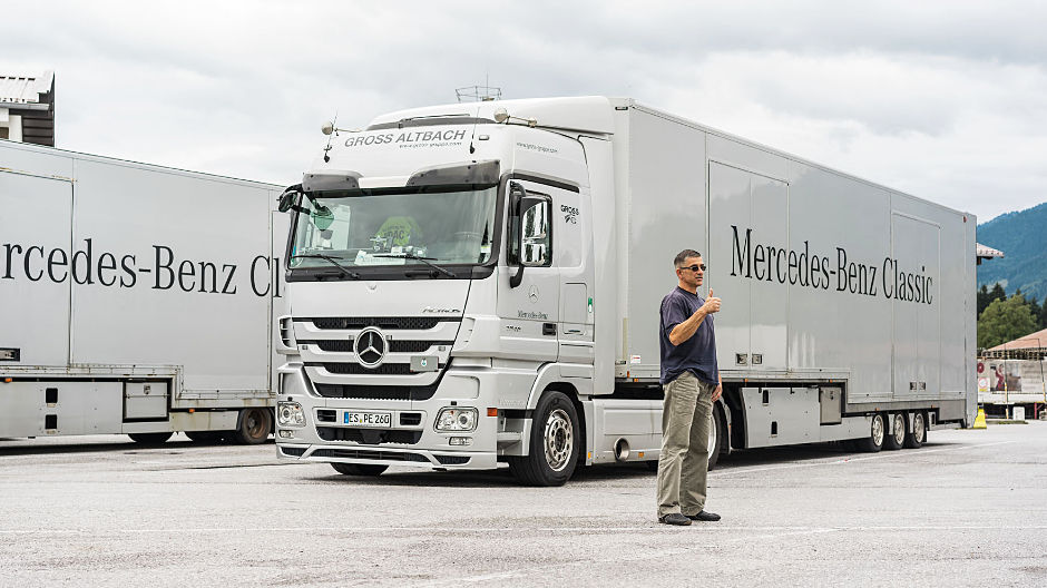 Sølvfarvet Actros, guld værd! Andreas Krämer kommer rundt i hele Europa med sin Actros. Han transporterer usædvanlige Mercedes-biler til filmsets og fotolocations.