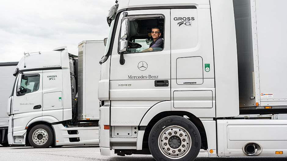 Sølvfarvet Actros, guld værd! Andreas Krämer kommer rundt i hele Europa med sin Actros. Han transporterer usædvanlige Mercedes-biler til filmsets og fotolocations.
