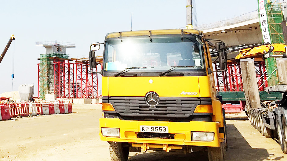 Overal op het bouwterrein zijn trucks van China Heavy te zien.