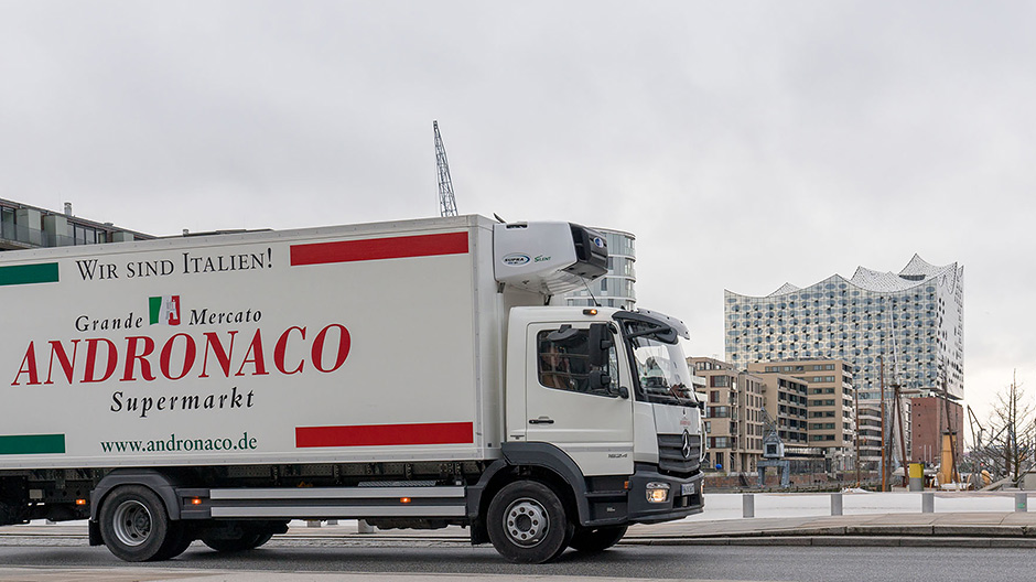 Delicious freight and a favourite truck: Hansi Grygo particularly likes to be on the road in the current Atego 1624.