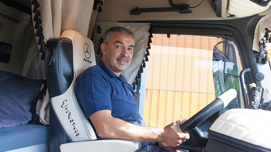 Glass as freight, his dog as decor: Jörg delivers to an average of 20 to 30 customers a week – and sits in a cab that thoroughly deserves the description "living room".