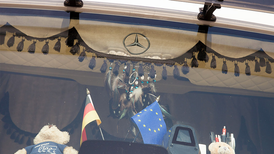 Il vetro come materiale da trasportare, il cane come elemento decorativo: ogni settimana Jörg esegue mediamente la consegna dei prodotti a 20 - 30 clienti – e viaggia in una cabina di guida che si può ben definire un "salotto".