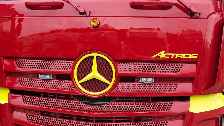 Armonios chiar și în cabina șoferului: Conceptul coloristic al autocamionului Actros al lui Christian este implementat consecvent – și reflectă culorile siglei Grupului Söllner.