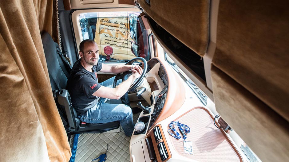 Comfortable beige: the cab of Michael's Actros 1860.
