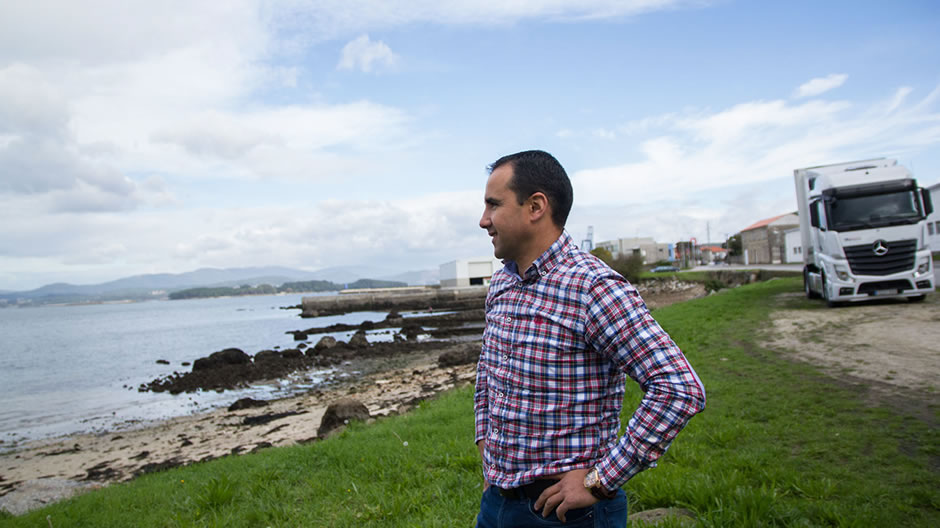 On his tour along the picturesque bay of Arousa, José Luís watches the mussel fishers at work.