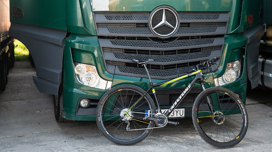 Oltre al normale carico, Adrian e Witek trasportano sempre anche le loro biciclette.