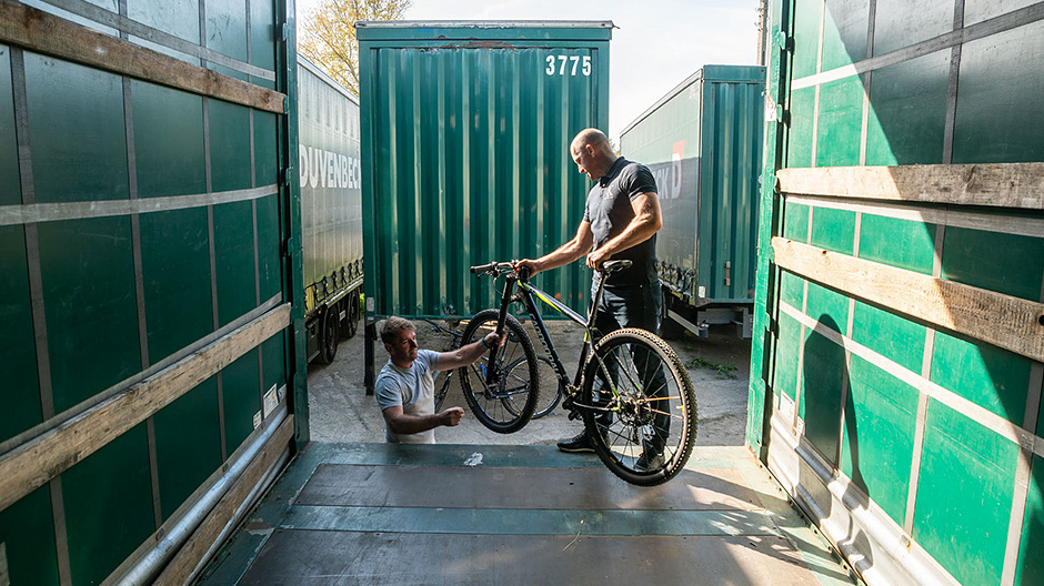 Además de la carga normal, Adrian y Witek siempre llevan sus bicicletas.