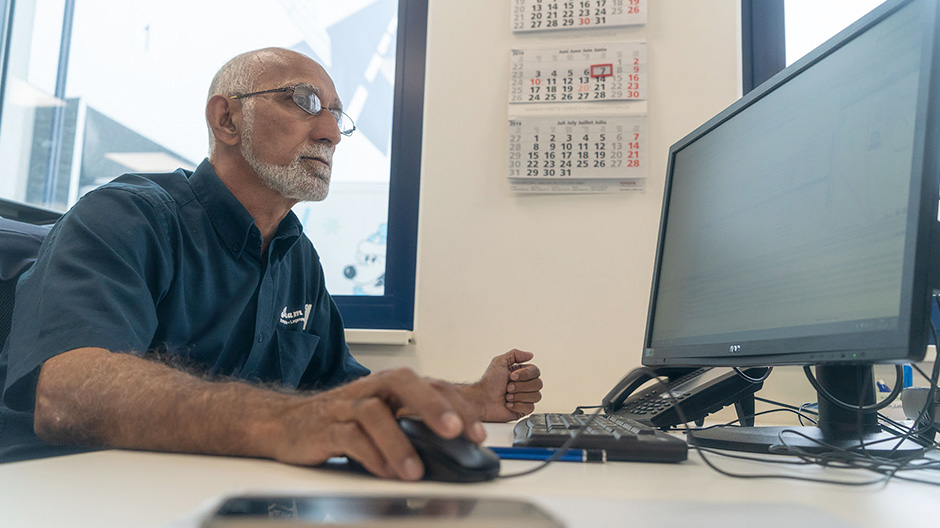 Constantly keeping an eye on all vehicles: with Mercedes-Benz Uptime, fleet manager Manuel Morte constantly knows the technical status of his fleet.