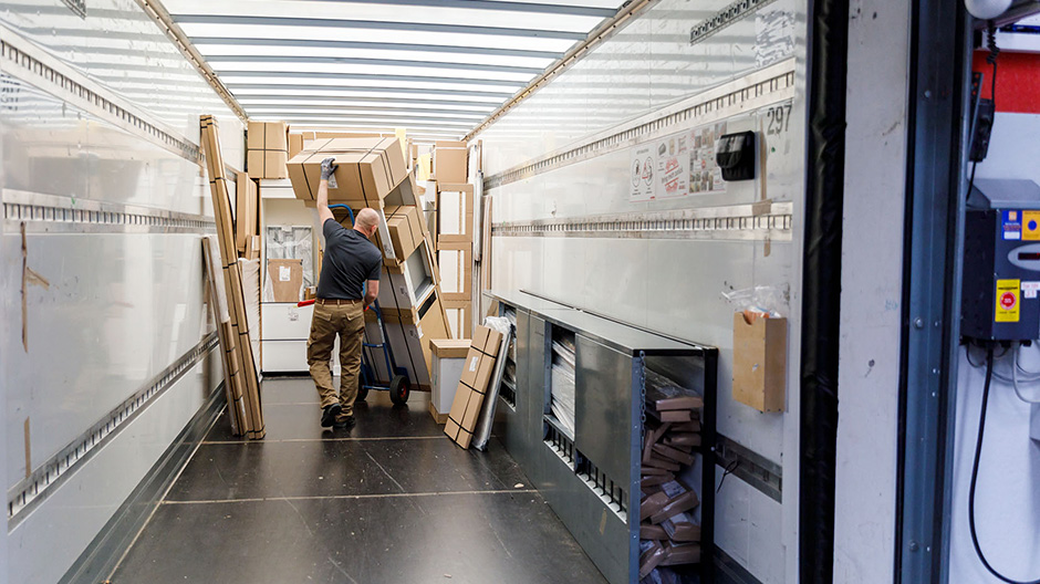 Logistică inteligentă: Se produce exact ceea ce poate distribui planificarea curselor pe camioane.
