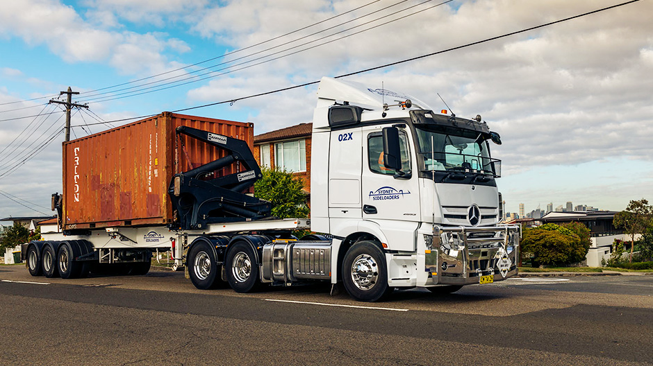 Hydrauliek aan boord: Sideloader-trailers kunnen zelfstandig vrachtcontainers laden en lossen. De bestuurder regelt de procedure met een klein kastje.