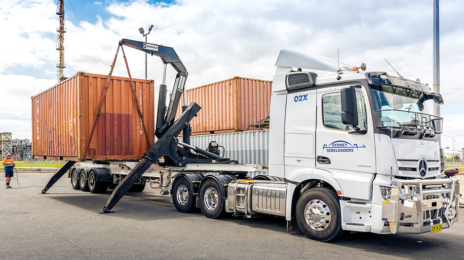 Hydraulika na palubě: Kamiony s bočními nakladači mohou samostatně nakládat a vykládat lodní kontejnery. Řidič celý proces řídí pomocí malé konzoly.