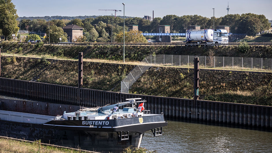 Mit Tankcontainer durchs Ruhrgebiet – viele von Michael Nienhaus’ Touren starten oder enden im Duisburger „duisport“, dem weltweit größten Binnenhafen mit mehreren Terminals an Rhein und Ruhr.