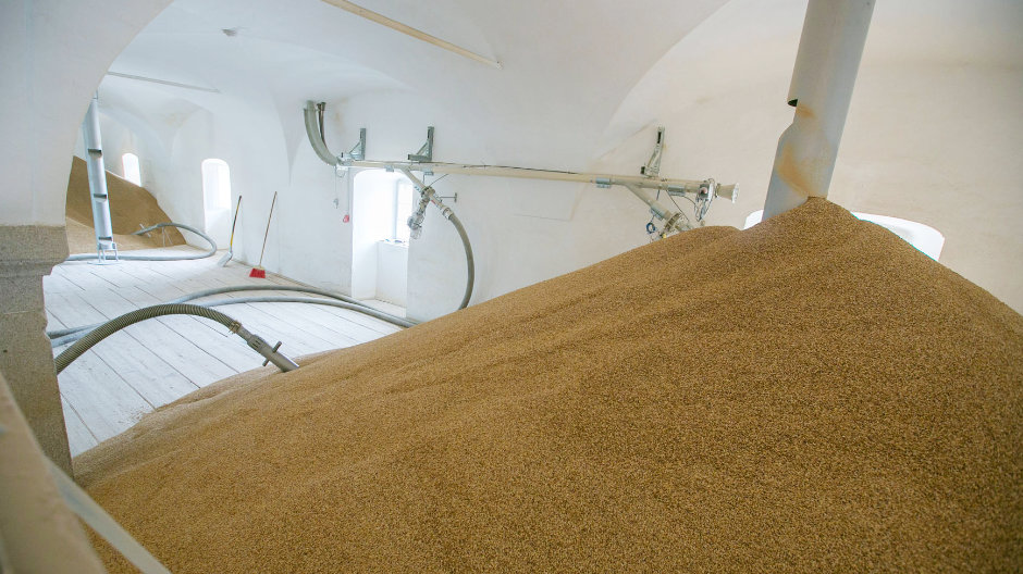 The malt is stored under the roof on the malt floor and then gently ground in the cellar of the brewhouse. 