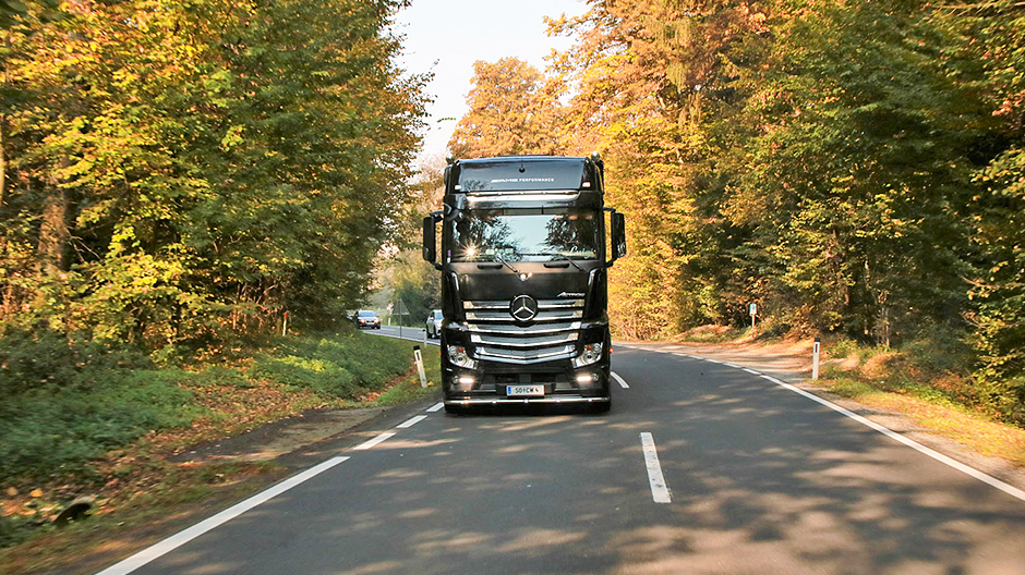With the Actros Black Edition, Alois Zach delivers animal feed, apples and grain to farmers, traders and warehouses.
